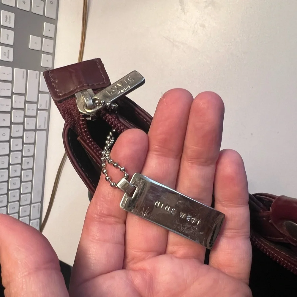 🛑 1 hour sale. Lovie Paris, burgubdy Leather Tote Bag (a Nine West upscale co) - Picture 2 of 8